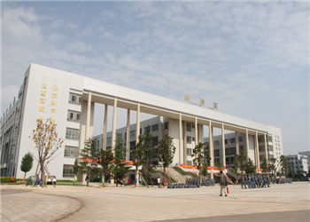 曲靖农业学校2023年五年制高职学费多少钱(图1)
