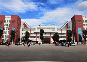 曲靖市麒麟职业技术学校2022年五年制高职招生指南(图1)